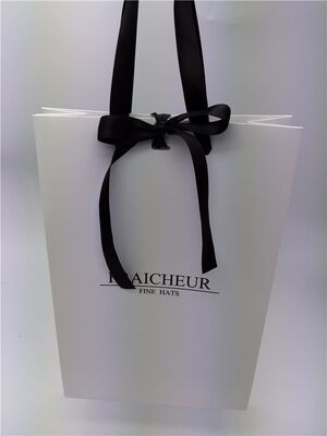 좋은 가격 공간 절약형 접이식 재활용 선물 가방, 흰색 아트지로 제작, 맞춤 로고 및 리본 색상 가능, 소매 및 선물용으로 완벽 온라인으로